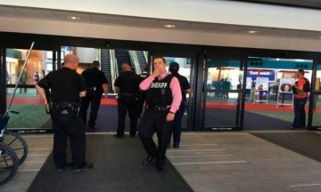 Evac&uacute;an aeropuerto de Michigan tras ataque a polic&iacute;a