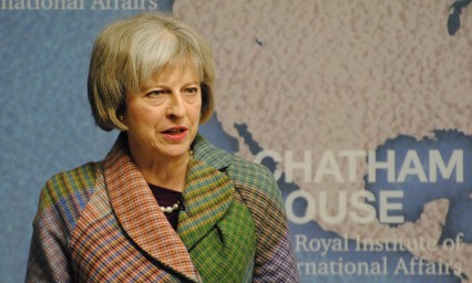 Theresa May pide perd&oacute;n por respuesta a incendio en Londres