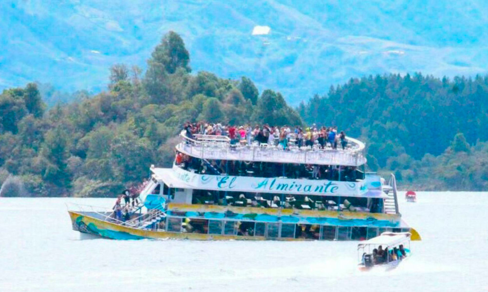 Naufraga en Colombia embarcación con 150 turistas