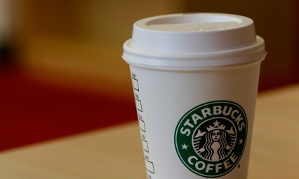 Encuentran bacterias fecales en bebidas de Starbucks