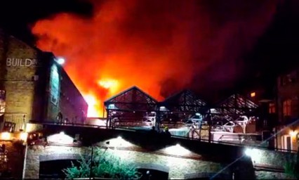 Se incendia mercado Camden Lock de Londres