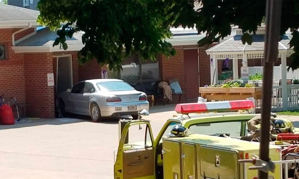 Auto embiste hospital en Dakota del Sur
