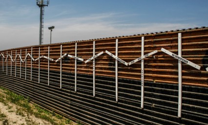 Aprueba EU fondos para muro fronterizo con M&eacute;xico