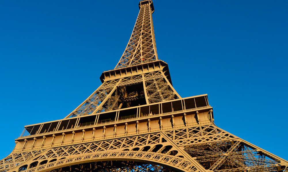 Detienen a hombre en la Torre Eiffel vinculado al EI