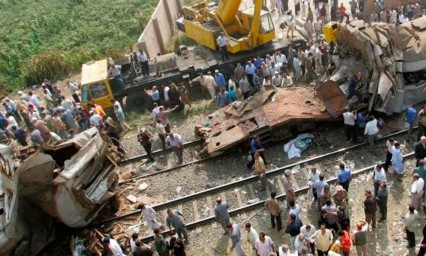 Colisi&oacute;n de trenes deja 28 muertos en Egipto