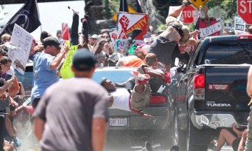 Arrestan a sujeto que atropell&oacute; a manifestantes en Virginia