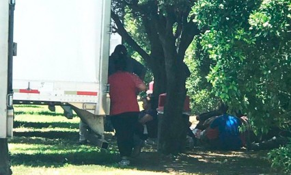 Rescatan 17 migrantes encerrados en un remolque en Texas