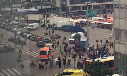 Apu&ntilde;alan a varias personas en Turku