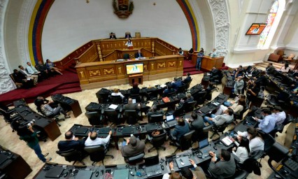 Asume Constituyente facultades del Parlamento