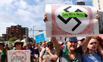 Marchan miles en Boston contra el racismo