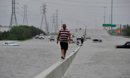 Asciende a 50 el n&uacute;mero de muertos por Harvey