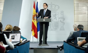 Destituyen a Puigdemont y disuelven Parlamento catal&aacute;n