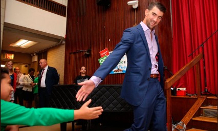 Michael Phelps promueve ahorro de agua