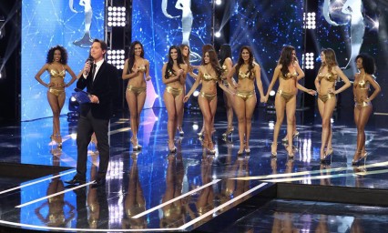 Sorprenden concursantes de Miss Per&uacute; con datos de feminicidios