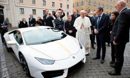Regalan Lamborghini al papa Francisco