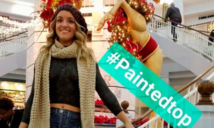 Video: Modelo pasea desnuda en centro comercial