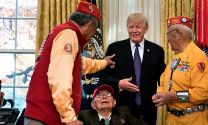 Se burla Trump de senadora llam&aacute;ndola Pocahontas