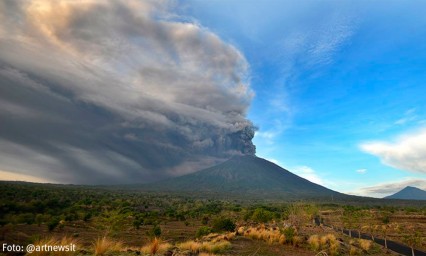Miles de turistas varados por erupci&oacute;n de volc&aacute;n en Bali