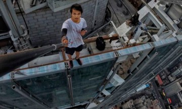 Acr&oacute;bata chino graba su muerte al caer de rascacielos