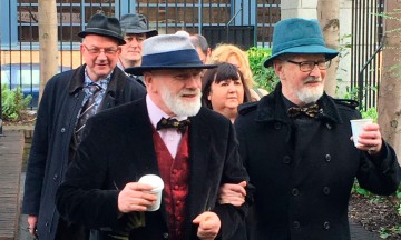 Amigos heterosexuales se casan para evadir impuestos