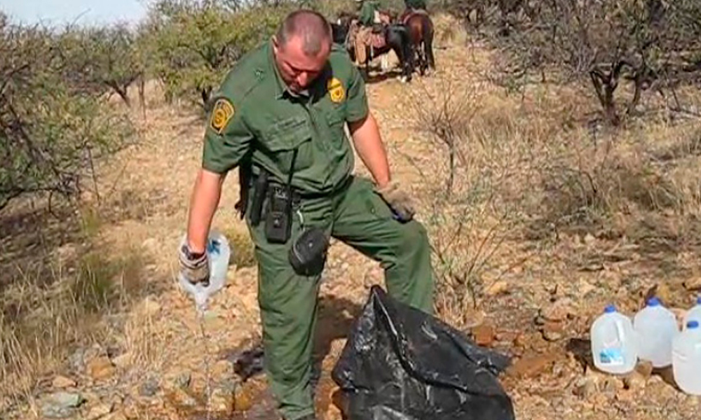 Destruyen provisiones de agua para migrantes en Arizona