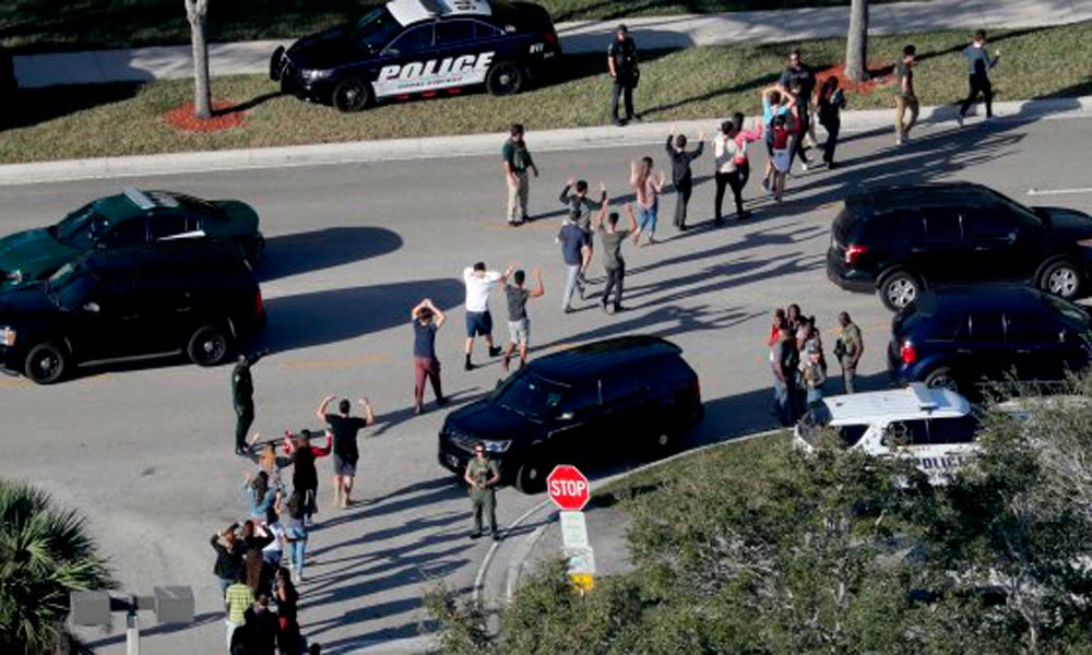 Tiroteo en escuela de Florida deja al menos 16 muertos