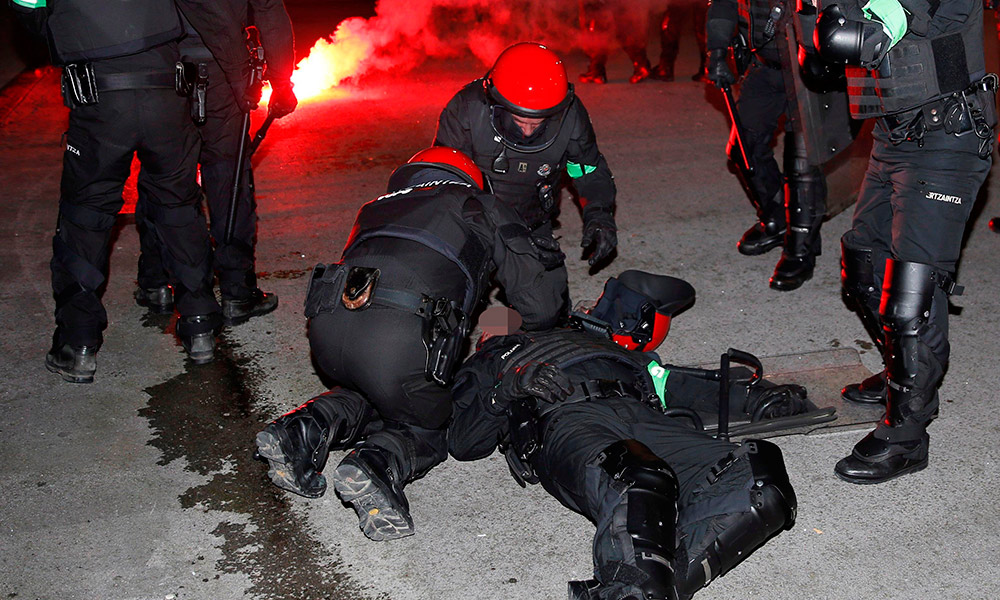 Muere policía durante riña entre hinchas en Bilbao