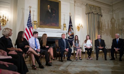 Sugiere Trump armar a profesores y evitar tiroteos