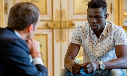 Reconocen a h&eacute;roe que escal&oacute; edificio para salvar a ni&ntilde;o en Par&iacute;s
