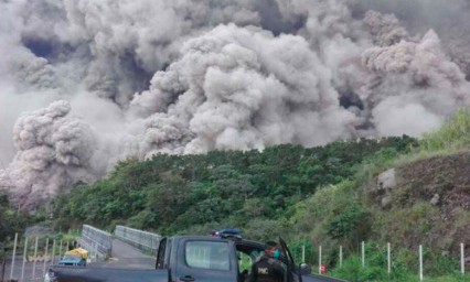 Explota volc&aacute;n de Fuego en Guatemala; van 62 muertos