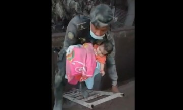 Video: Rescatan beb&eacute; entre escombros en Guatemala