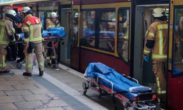 Apu&ntilde;alan a dos mexicanos en tren de Berl&iacute;n