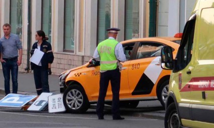 Taxi atropella a multitud en Mosc&uacute;; reportan tres mexicanos heridos
