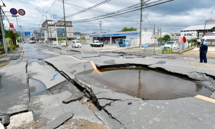 Sismo en Jap&oacute;n deja al menos tres muertos