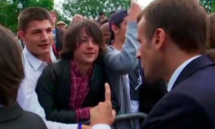 El rega&ntilde;o del presidente Macron a un menor por decirle &ldquo;Manu&rdquo;