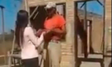 Joven llora al entregar su t&iacute;tulo universitario a su padre alba&ntilde;il