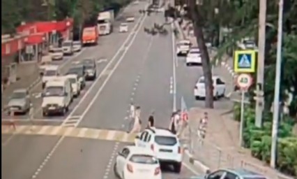 Auto arrolla multitud en Sochi; hay un muerto 