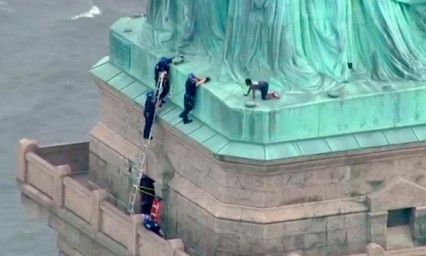 Mujer escala la Estatua de la Libertad&nbsp; en protesta migratoria
