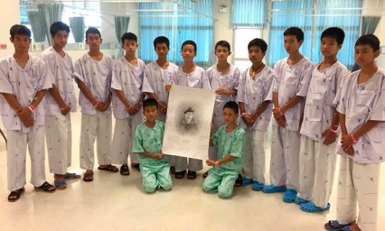 Lamentan Ni&ntilde;os tailandeses muerte del rescatista