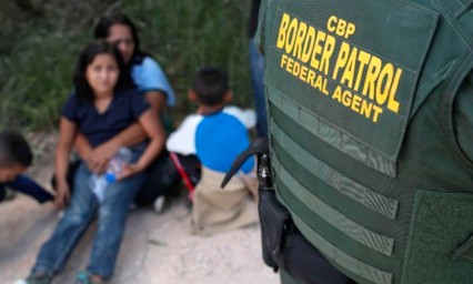 Re&uacute;nen a 364 menores migrantes con sus padres