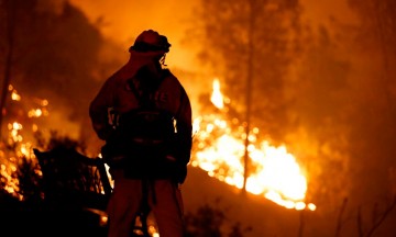 Incendio al norte de California&nbsp; deja 3 muertos y 90 mil afectados