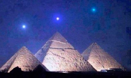 Esta foto de las pir&aacute;mides de Giza con planetas alineados es falsa