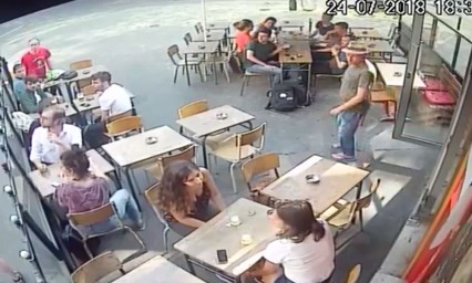V&iacute;deo: Hombre golpea en la cara a una joven en Par&iacute;s