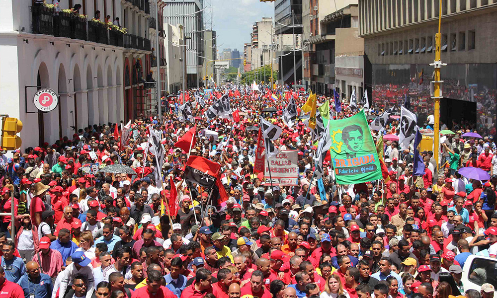 Marchan en apoyo a Nicolás Maduro