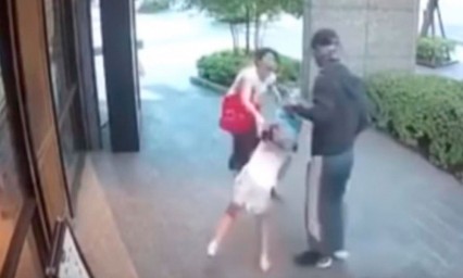 V&iacute;deo: Sujeto intenta llevarse a una peque&ntilde;a