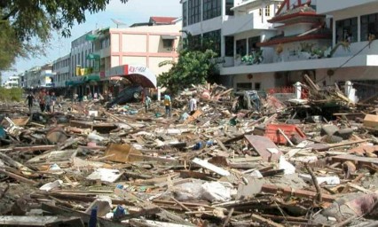 Sismo de 7.5 sacude Indonesia; provoca tsunami 