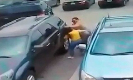 Video: Hombre golpea a madre e hija por lugar de estacionamiento