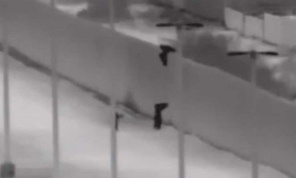 Arrojan a tres ni&ntilde;os guatemaltecos sobre el muro fronterizo de EU