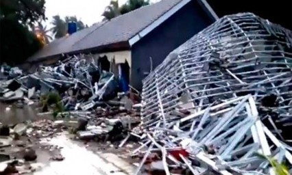 Tsunami sacude Indonesia por erupci&oacute;n volc&aacute;nica y marejada