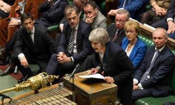 Parlamento ordena a May renegociar el Brexit